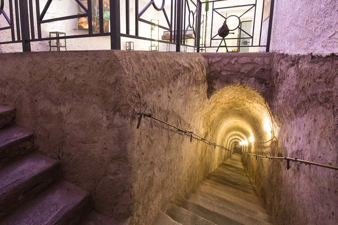 Via delle Memorie entrata Palazzo serra di Cassano